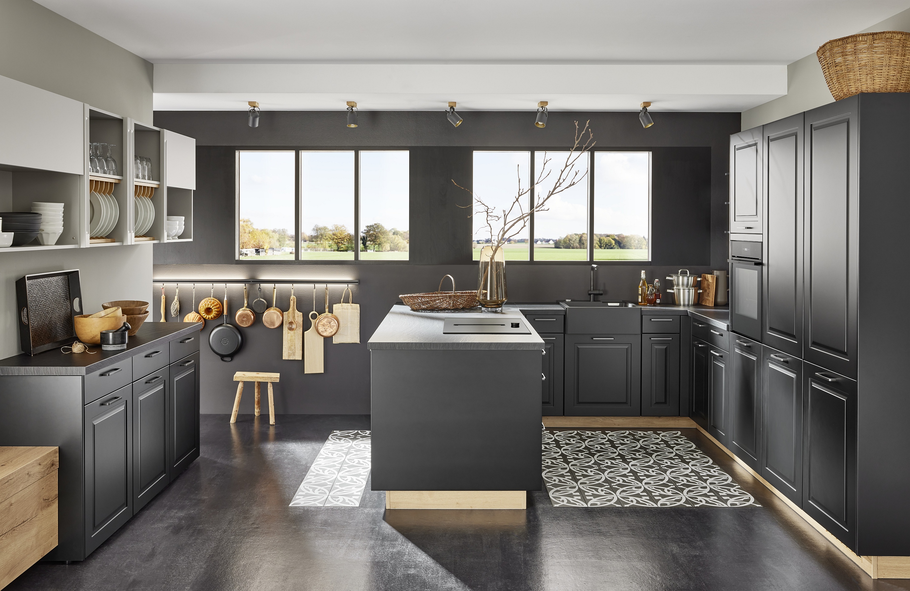 Moderne schwarze Landhausküche zweizeilig mit Kücheninsel Unterschränke mit Küchensockel in hellem Holz