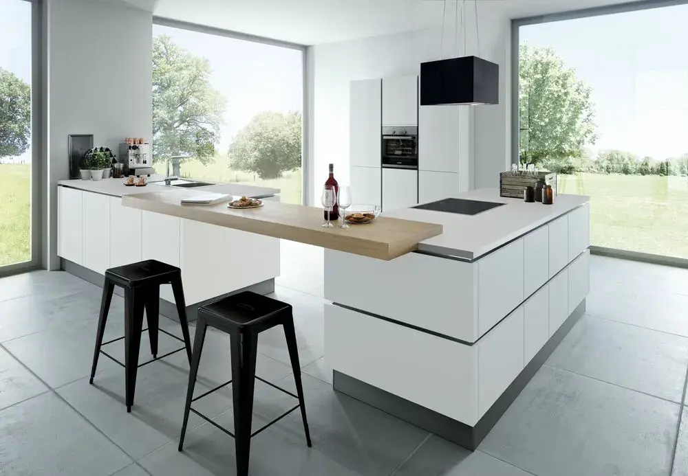 Grifflose Küche weiß mit Insel
