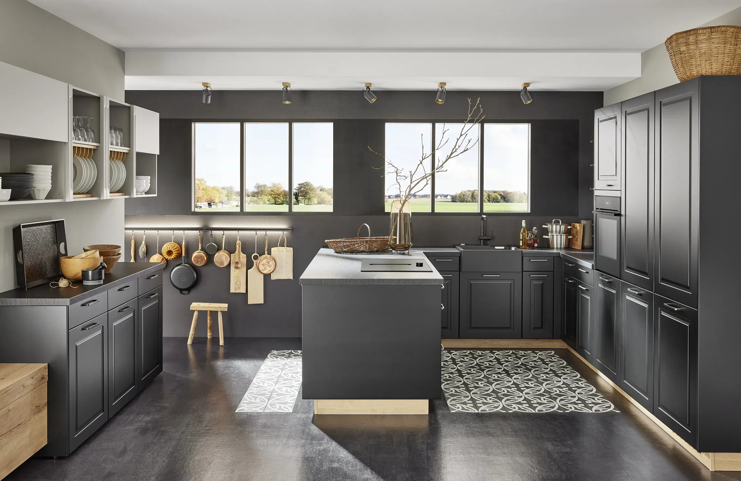 Moderne schwarze Landhausküche zweizeilig mit Kücheninsel Unterschränke mit Küchensockel in hellem Holz